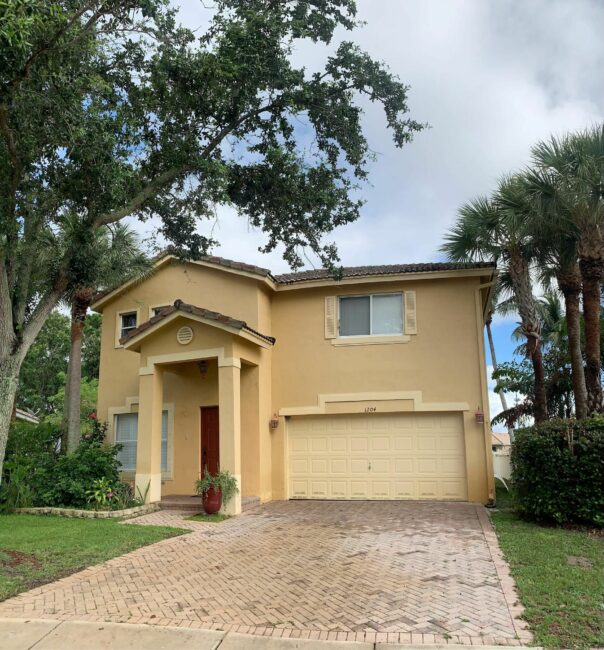 Incredible 4/2 house with lake view for sale!